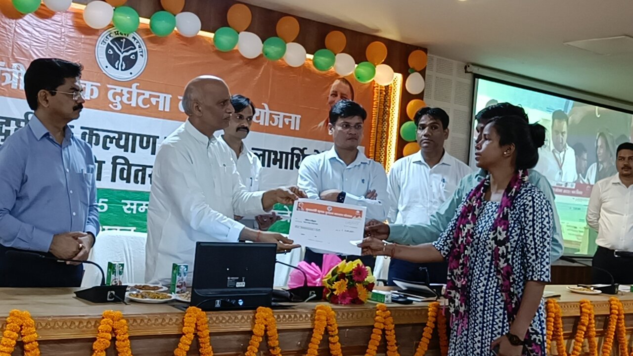 Under the Chief Minister Krishak Accident Scheme in Gorakhpur, the families of 214 dead farmers got an economic support of 5-5 lakhs