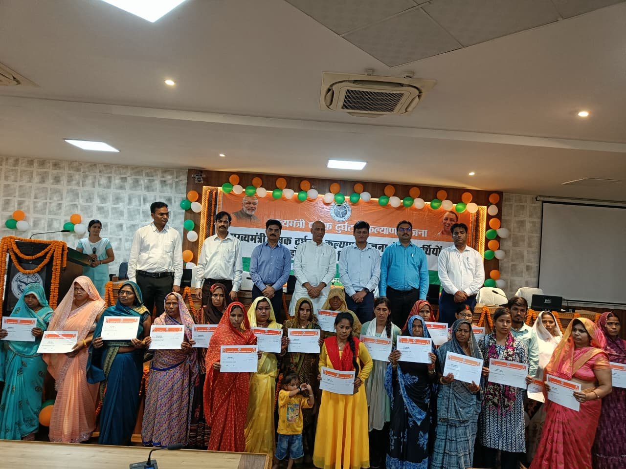 Under the Chief Minister Krishak Accident Scheme in Gorakhpur, the families of 214 dead farmers got an economic support of 5-5 lakhs