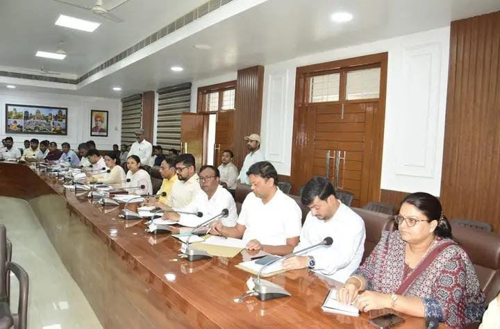 DM Durga Shakti Nagpal gave strict instructions in Lakhimpur Kheri: Negligence in revenue collection is not tolerated