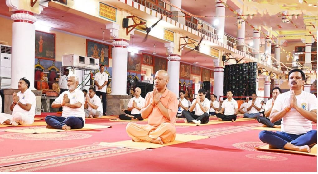 In Gorakhpur, CM Yogi Adityanath did collective yoga, said- "Yoga is the biggest mantra of healthy life