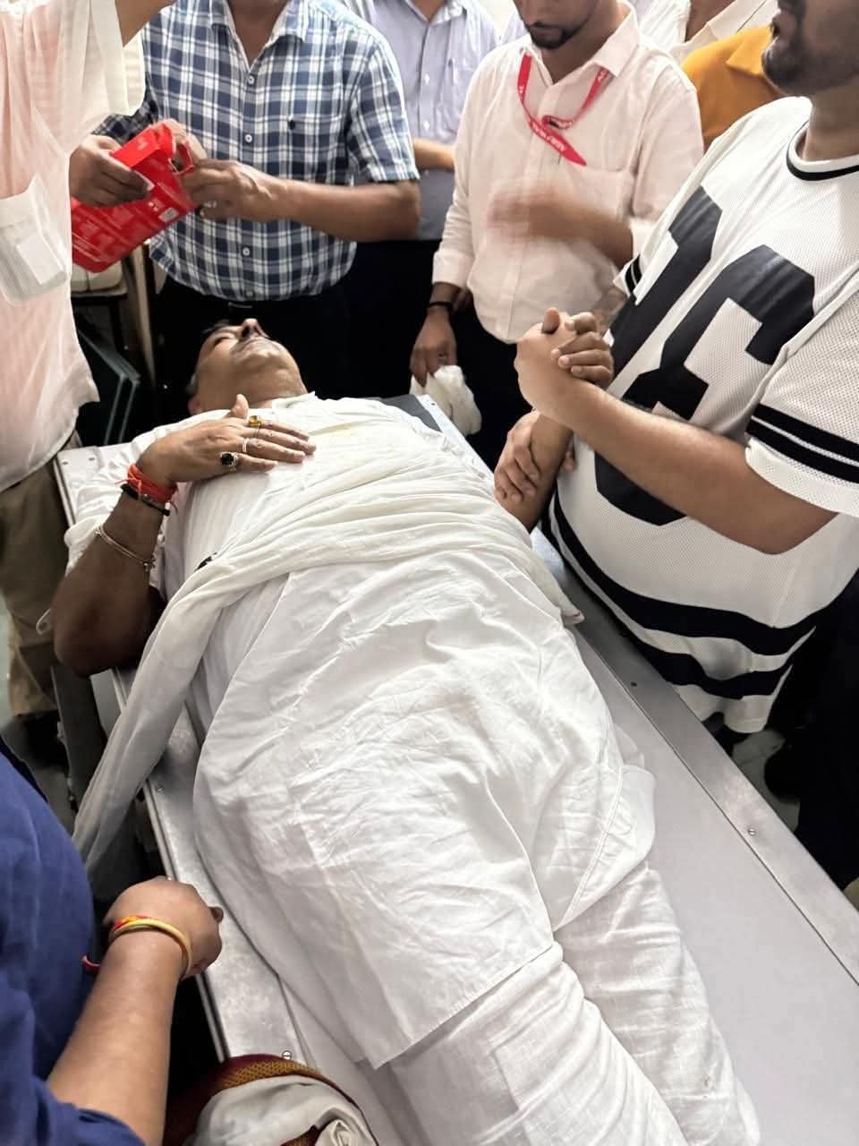 Big accident on Gorakhpur Link Expressway: BJP MLA Fateh Bahadur Singh injured, Gunner's condition critica