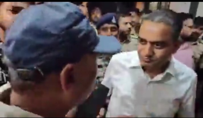 In Katni Mahila police station, there was a ruckus from the journalist on the misbehavior, the inspector asked for an apology with folded hands ... see VIDEO