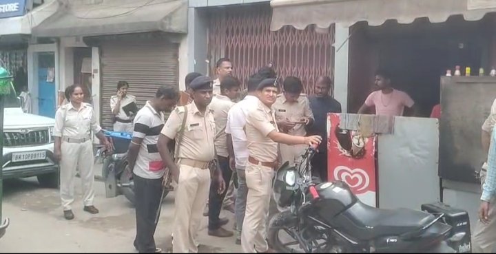 Firing at sweets shop in Bhagalpur, shopkeepers narrowly ... Watch VIDEO
