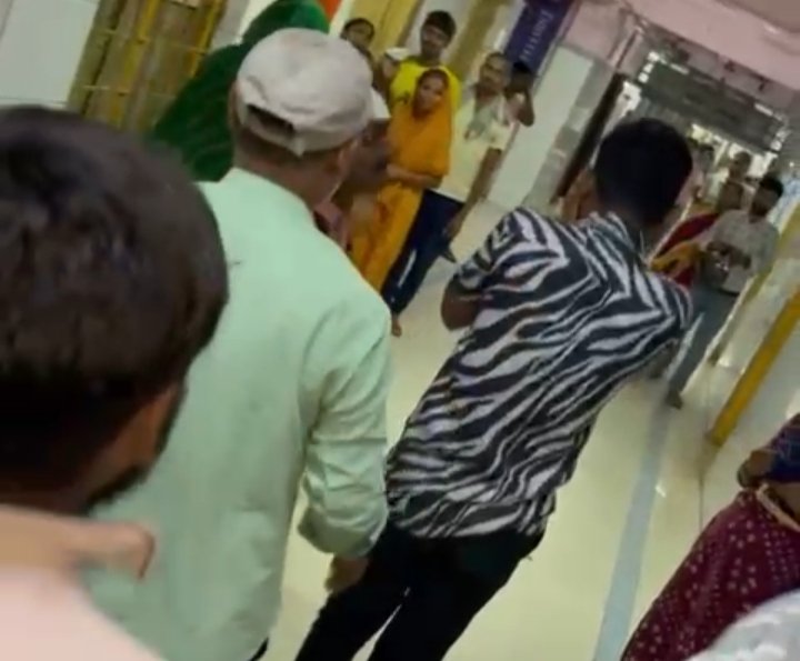 Youth caught red handed while stealing mobile in Mayaganj Hospital, mob beaten up