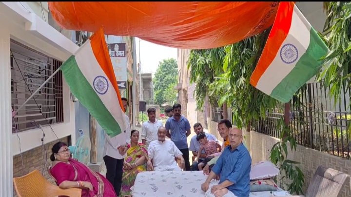 Due to the negligence of private nursing home, protests in Madhu Shri Colony, people sitting on hunger strik