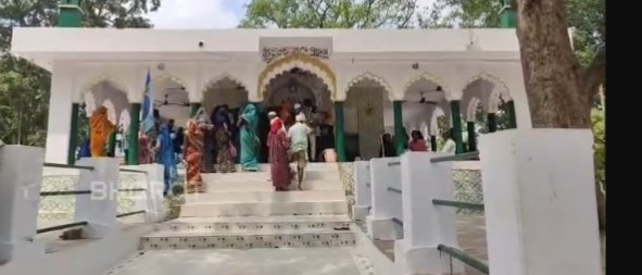 Four tombs were removed from Katarniaghat Century area in Bahraich, action under administrative supervisio