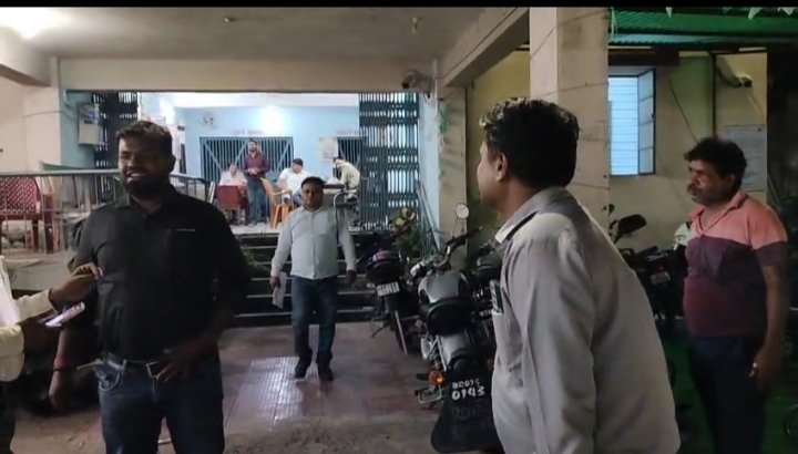 Attacked team who went to catch electricity theft in Tatarpur, women beat the electric worker