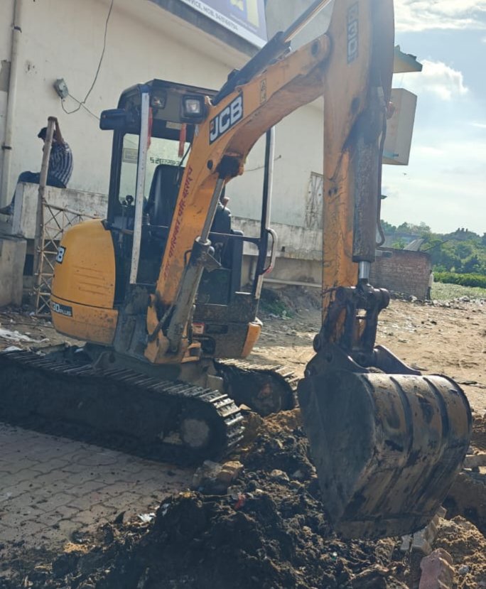 Despite the court stay in Bahraich, forcibly digging outside the taxi stand, video of the inspector came ou