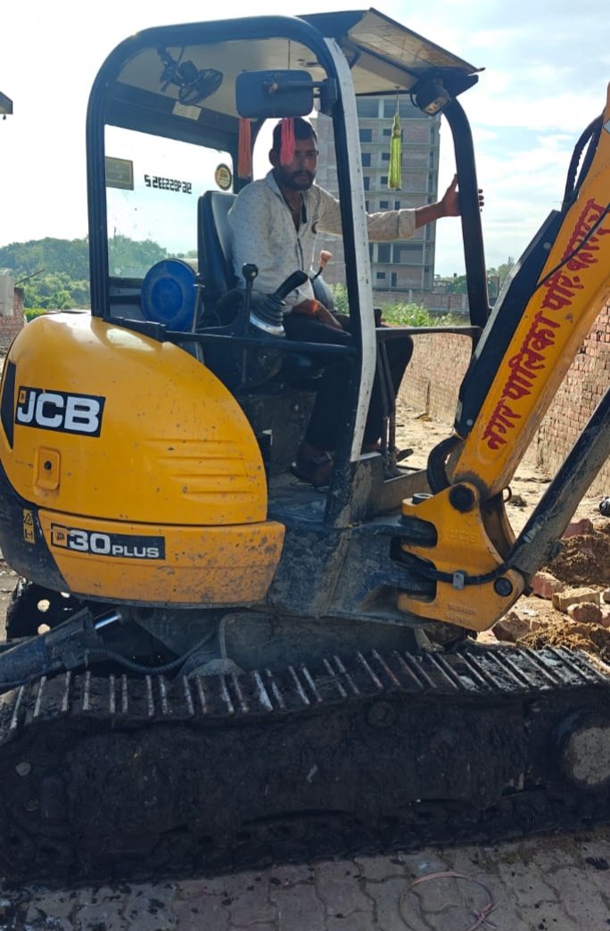 Despite the court stay in Bahraich, forcibly digging outside the taxi stand, video of the inspector came ou