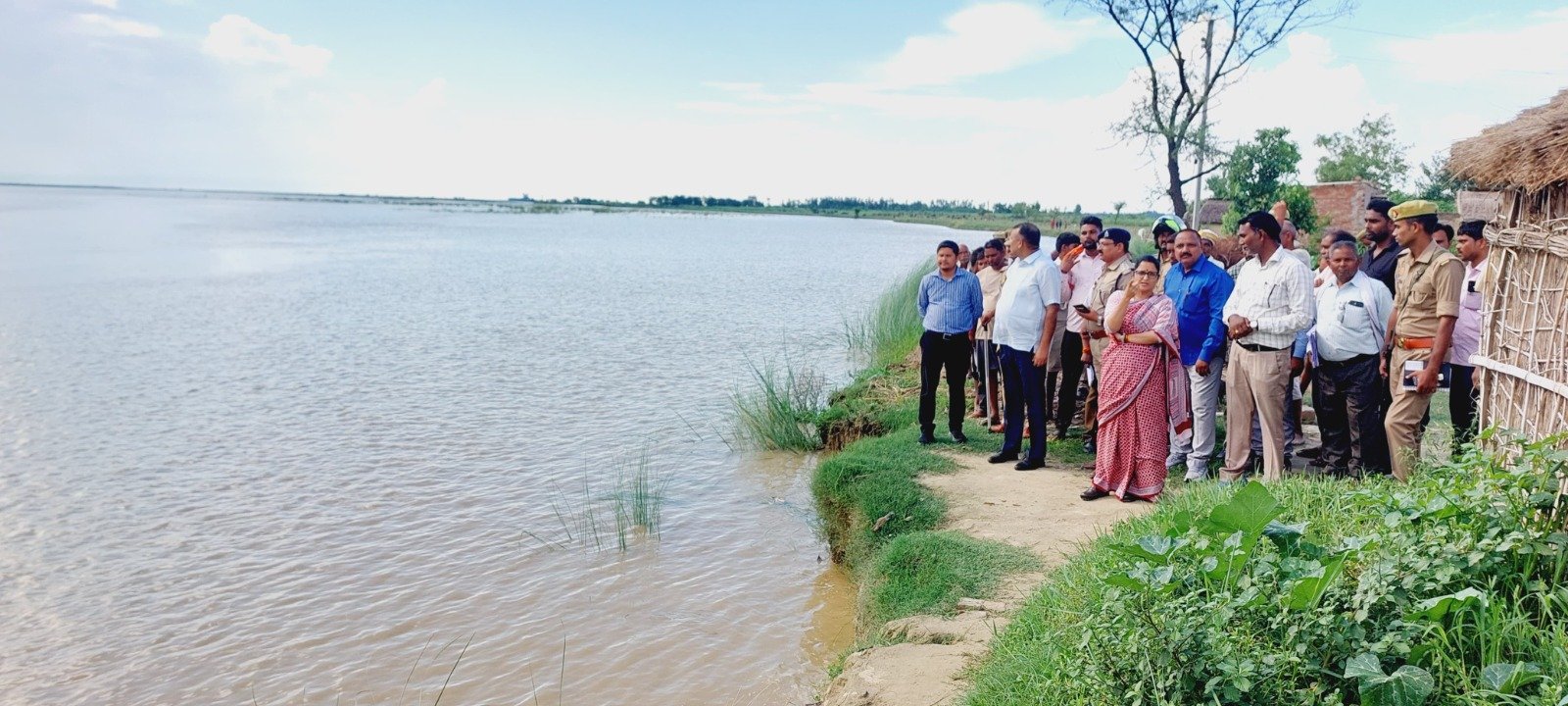 Inspection of Ghaghra Katan in Janakinagar and Jalimnagar, senior officials including DM-secretary gave strict instruction