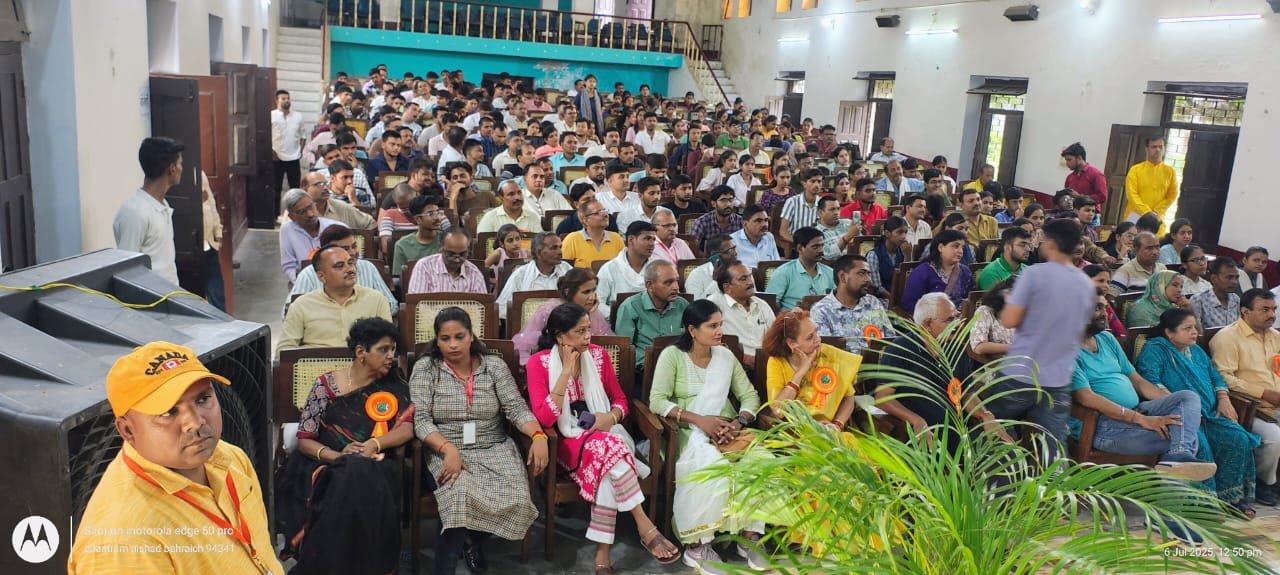 Respect for 55 meritorious students in Bahraich, said Vice Chancellor - "The struggle will not stop, only then the destination will be found