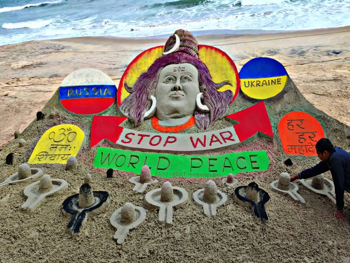 On the first monsoon of Sawan, Sand Artist Madhurendra gave the message of world peace for 108 Shivling, Russia-Ukraine War