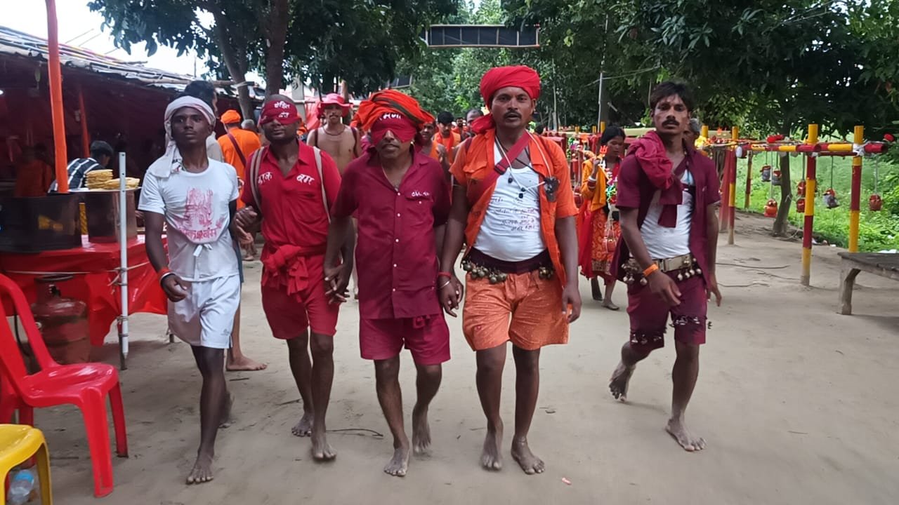 Lightly blindfolded Kanwaria showed unique faith in the heart