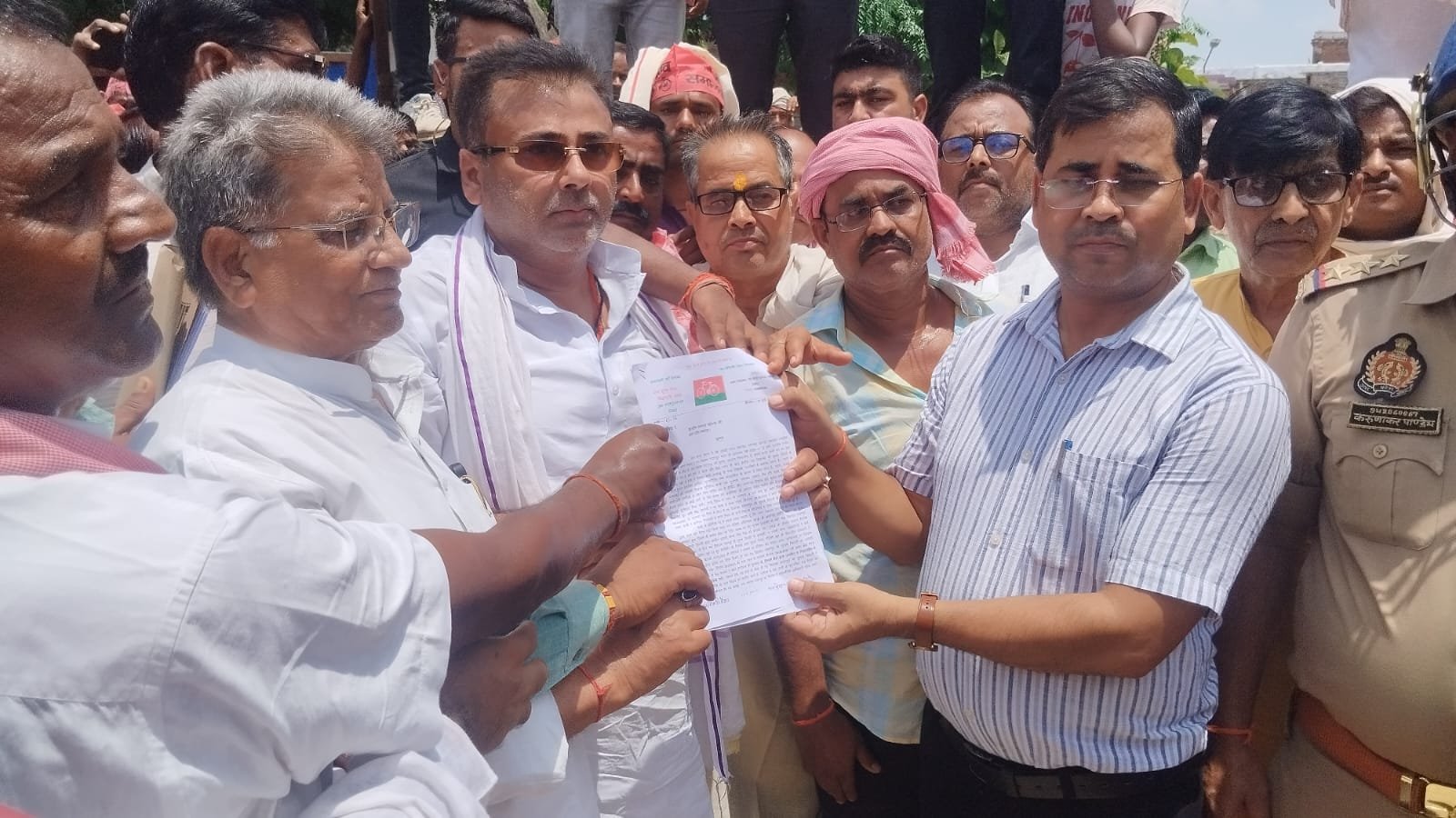 Demonstration under the leadership of former MLA regarding chaos in Nagar Panchayat Payagpur, memorandum sent to the governor