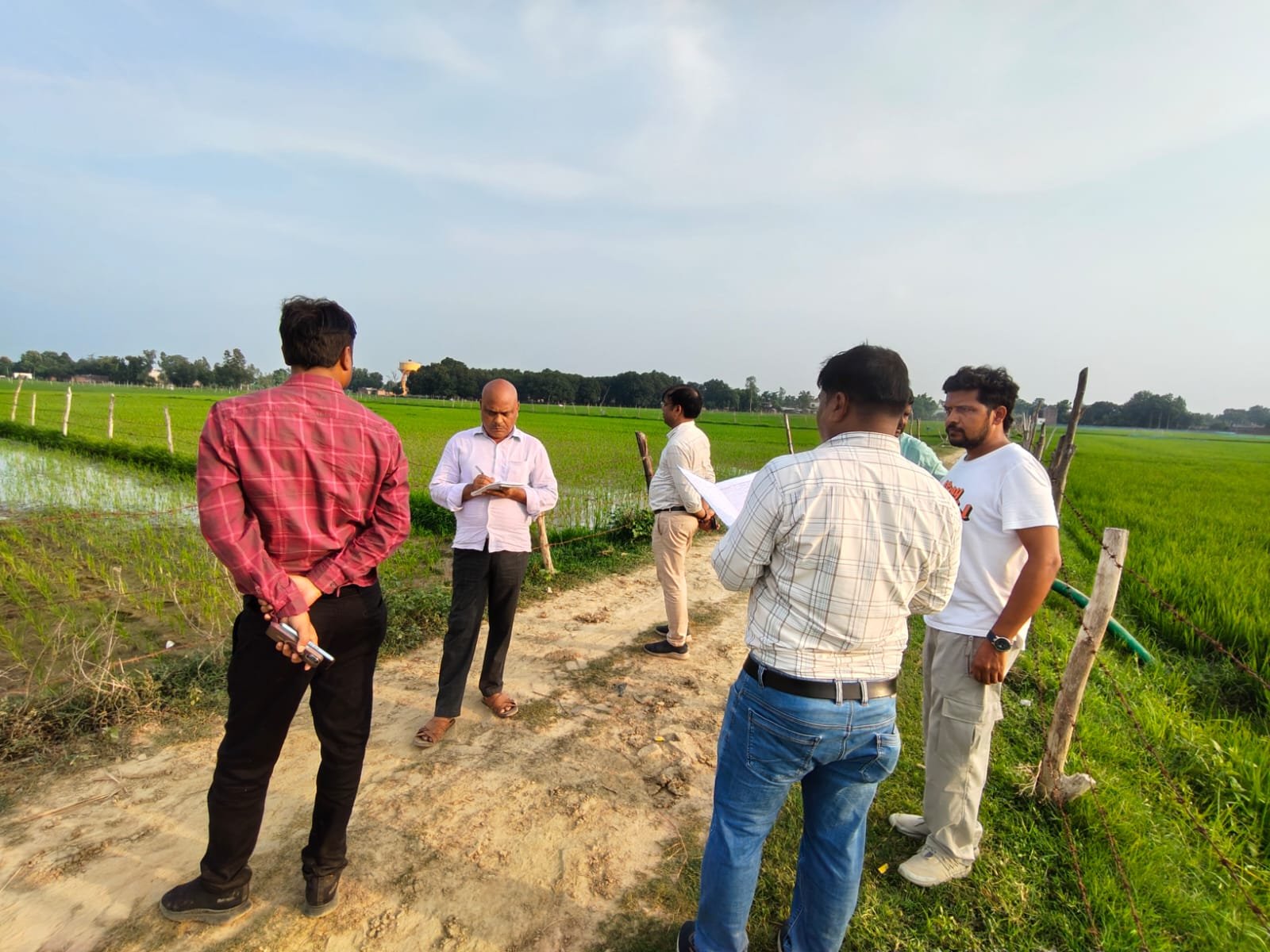 Joint Agriculture Director's visit to Bahraich, inspection of fields to review agricultural schemes