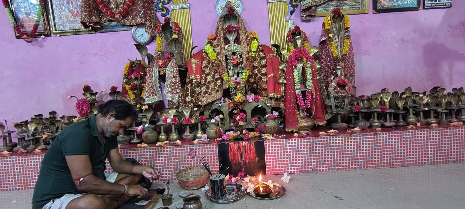 Miracle of faith in Nagarh village: Water comes out of empty urns, drinking is getting sick by drinkin