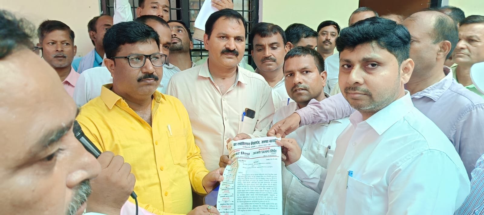Advocates submitted memorandum opposing changes in Banama registry, registry closed for three days