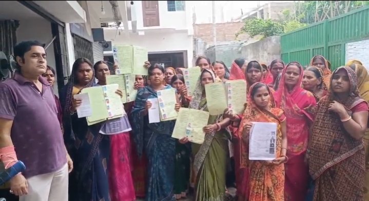 In Bhagalpur, the agent of Canara Bank absconding with a loan amount of 1.40 crore, women created a ruckus in the ban