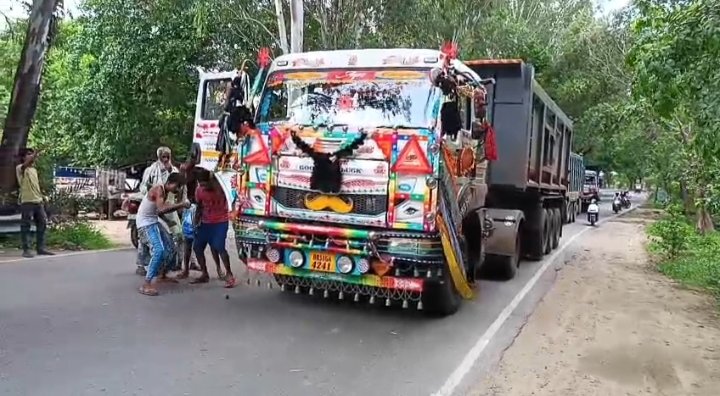 In Bhagalpur, uncontrollable truck crushed 70 -year -old old man, RJD MLA son Asjad Siddiqui extended a hand to help