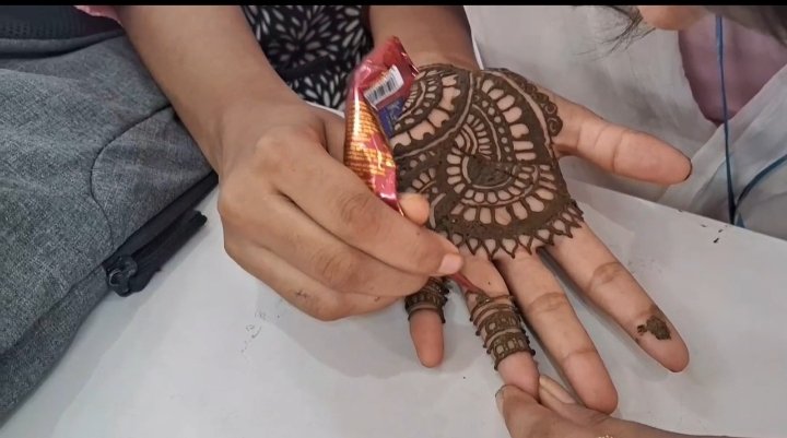ABVP mehndi competition in Sundarwati Women's College, students learned self -reliance