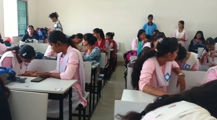 ABVP mehndi competition in Sundarwati Women's College, students learned self -reliance