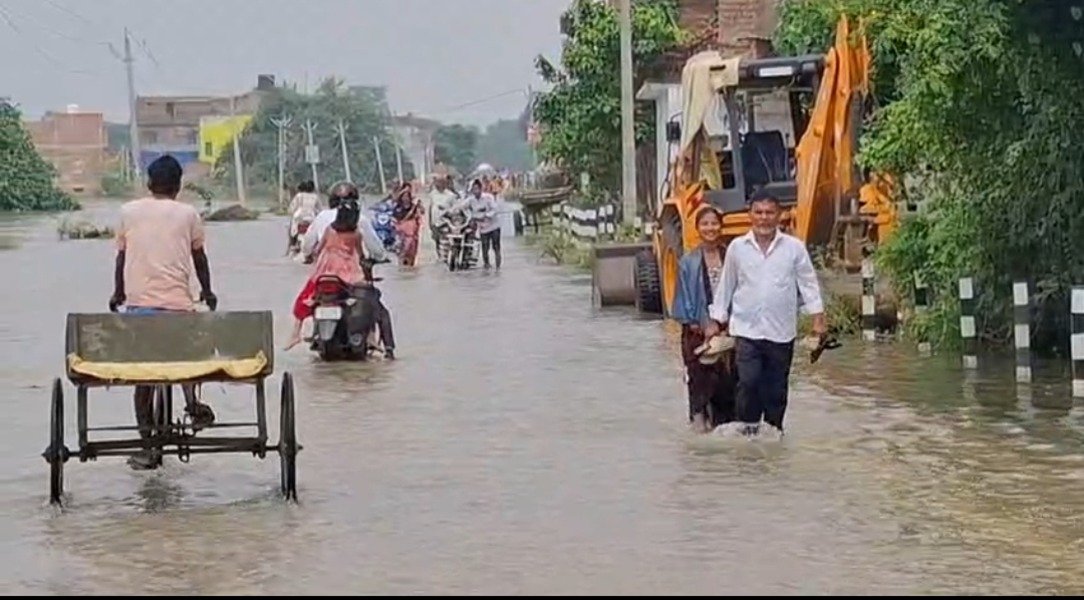गंगा का कहर जारी,ग्रामीण और शहरी क्षेत्र में घुसा पानी,मुख्य मार्ग पर आवागमन बाधित 