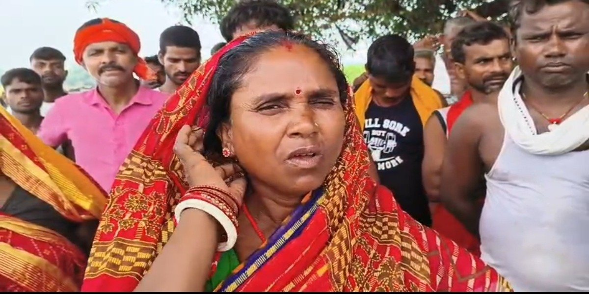 बाढ़ पीड़ितों ने प्रशासन पर लगाया घोर लापरवाही का आरोप प्रखंड कार्यालय के घेराव की दी चेतावनी 