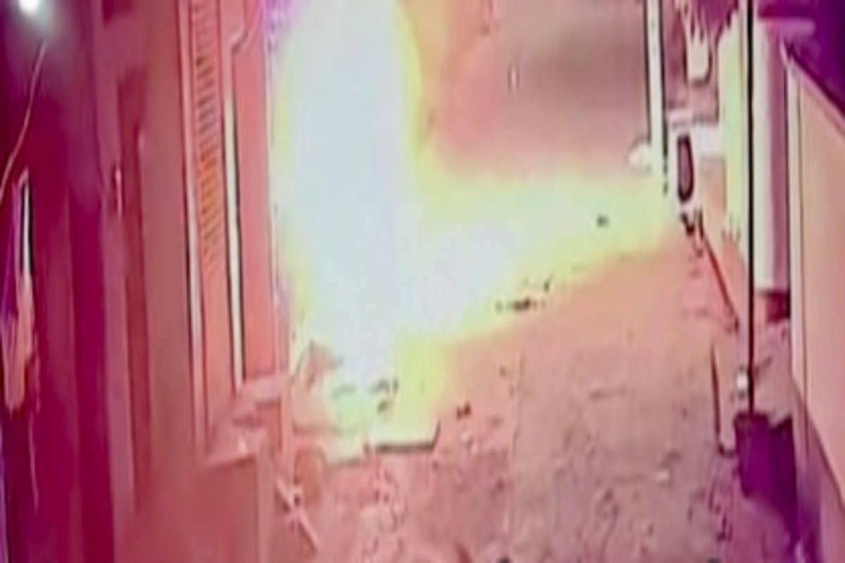 पत्नी ने जब गेट नहीं खोला,पति ने बाहर आग लगा ली,लपटों से घिरने पर कोई मुझे बचा लो चीखता रहा युवक 