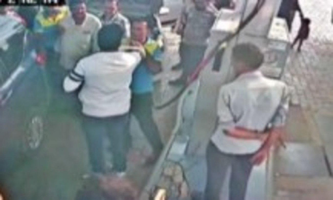 पेट्रोल पंप पर दबंगई की तो कर्मियों ने जड़ा थप्पड़ कुछ लोगों पर गिरी गाज वीडियो वायरल